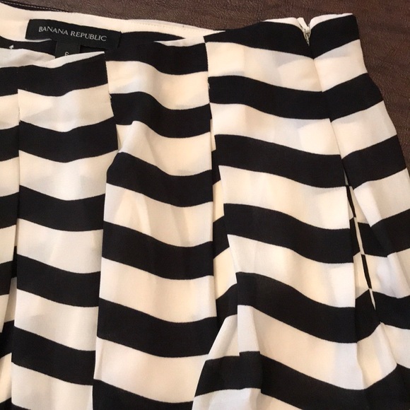 NWOT, Banana Republic pleated skirt. - Picture 5 of 8